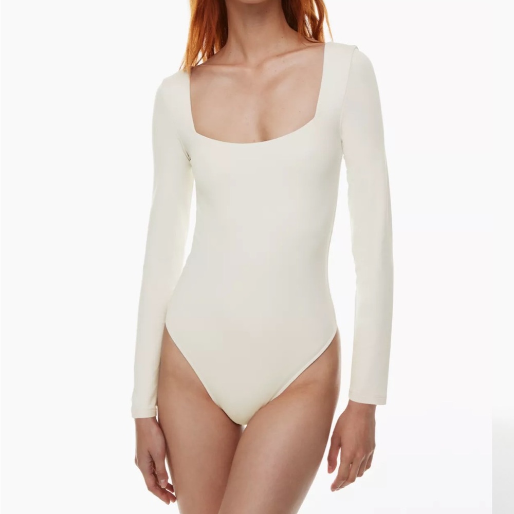 *NWT*
Aritzia Babaton Contour Squareneck Longsleeve Bodysuit